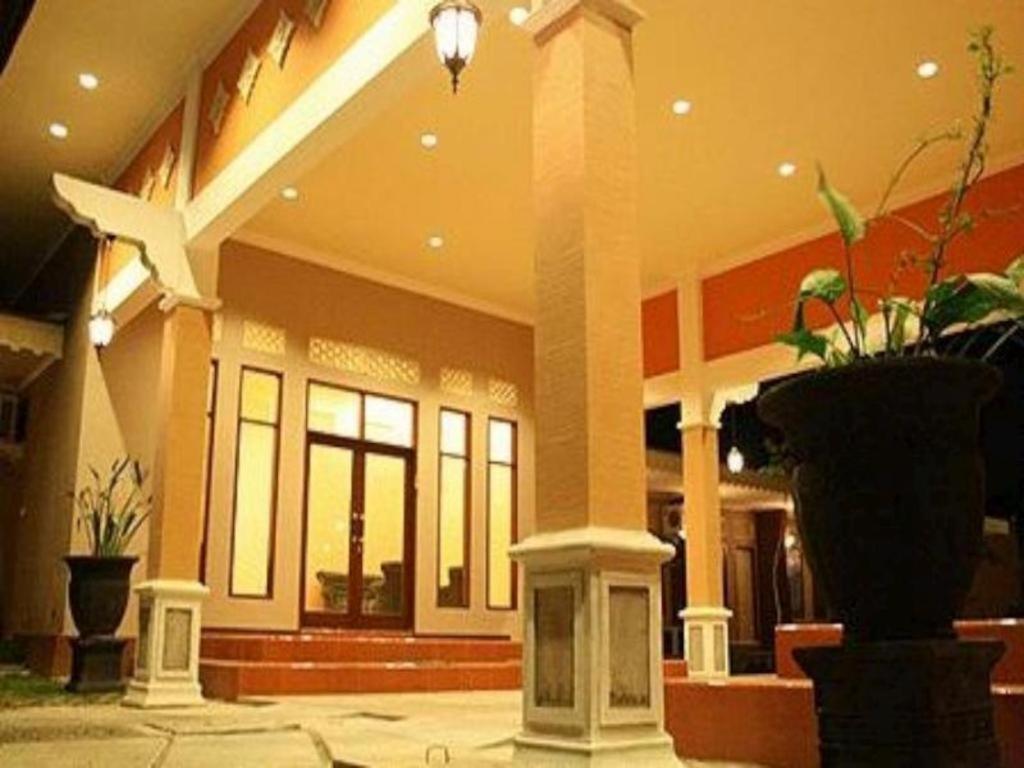 Patria Garden Hotel Blitar Екстериор снимка