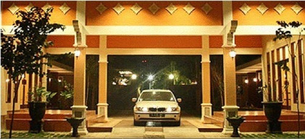Patria Garden Hotel Blitar Екстериор снимка